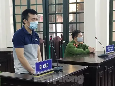 Say rượu, người đàn ông húc đầu vào mặt công an phường