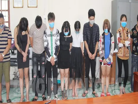 5 cô gái "thác loạn" cùng nhóm đàn ông trong quán karaoke làng lúc nửa đêm