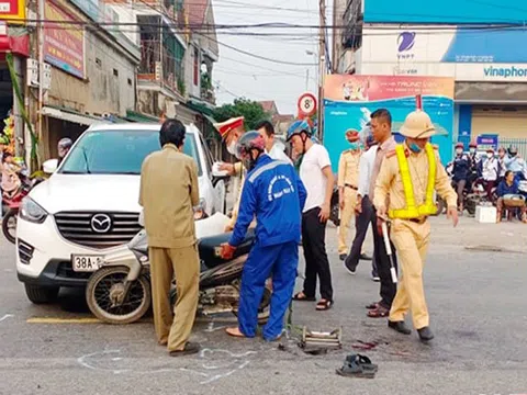 Hà Tĩnh: Thiếu quan sát, xế hộp và xe máy đâm nhau trên Quốc lộ 1A