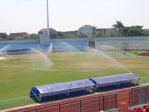 Tập trung khắc phục cỏ chết ở sân vận động Hà Tĩnh để kịp đá V.League
