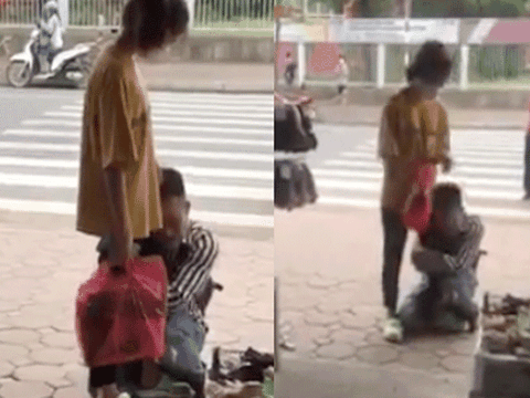 Xôn xao clip nam thanh niên khóc lóc, ôm ghì chân bạn gái giữa đường để níu kéo tình cảm: "Về với anh đi..."