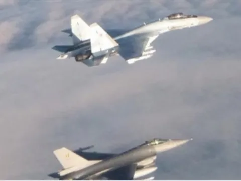 Su-35 đánh bại một nhóm F-22/35 của Mỹ và Australia