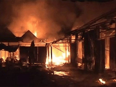 Cháy chợ Vân ở Nghệ An, hàng loạt ki-ốt bị thiêu rụi trong đêm