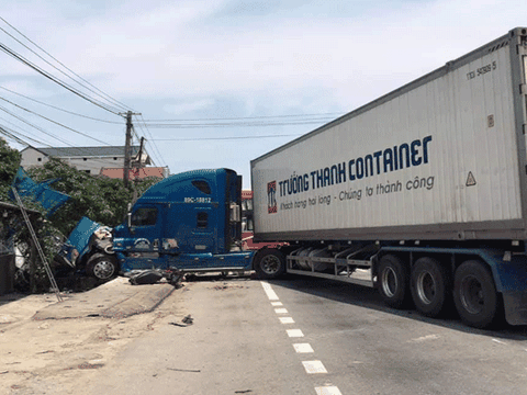 Hà Tĩnh: Xe khách đâm trực diện container, cô giáo ngồi ở bến xe buýt bên đường tử vong