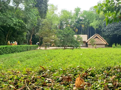 Hương đóa sen thanh bạch - Hồ Chí Minh