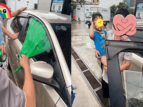 Trời nắng 40 độ mà để quên con nhỏ trong xe, bác tài đang bối rối tìm cách mở cửa thì được sự trợ giúp của người lạ