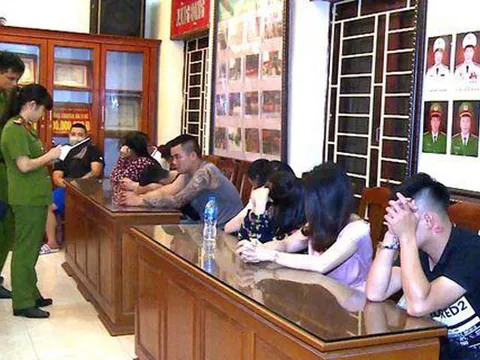 Rủ nhau "thác loạn" trong căn biệt thự để chia tay bạn đi chấp hành án