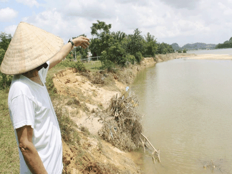 Hà Tĩnh: Người dân sống thấp thỏm bên bờ sông sạt lở