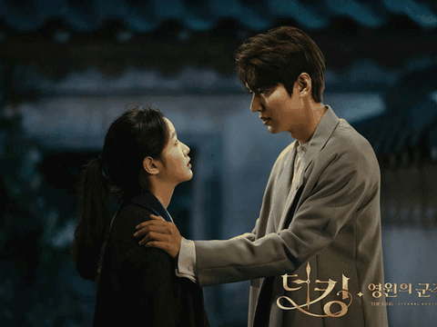 Rating phim "Quân vương bất diệt" giảm trước hai tập cuối - Lee Min Ho ngồi xem Lee Gon