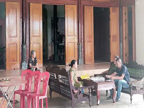 Nghệ An: Vừa mới nhận tiền hỗ trợ COVID-19, hơn 60 hộ ở một xóm “nhặt được đá đỏ” bán đi hơn 1 tỷ thế là thoát nghèo