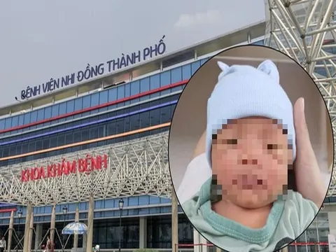 Thêm một bé sơ sinh bị bỏ rơi ở hố ga giữa trời mưa, bị kiến cắn và dây rốn đã hoại tử