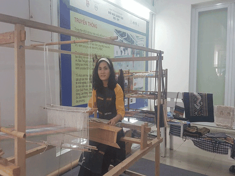 Nghệ An: Cô gái Thái "thổi hồn" vào thổ cẩm