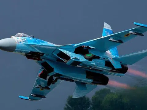 Su-27 Nga đánh chặn oanh tạc cơ của Không quân Mỹ 