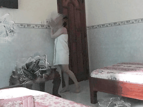 Chồng hí hửng đến khách sạn với “rau sạch” để rồi 1 tiếng sau phải vơ vội khăn tắm…