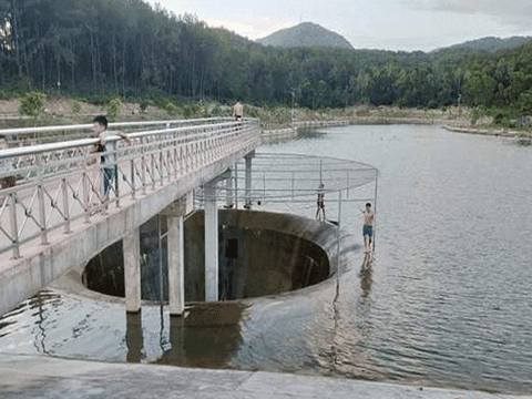 Hà Tĩnh: Đua nhau đi tắm ở hồ điều hòa, liều lĩnh dạo chơi bên miệng “hố tử thần”