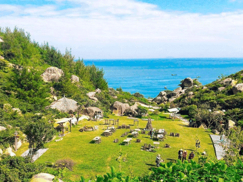 Đến Quy Nhơn cắm trại ngủ lều ngay bờ biển, ngắm bình minh đẹp nao lòng