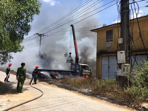 Nghệ An: Vướng dây điện, xe tải cẩu bia mộ cháy như đuốc, tài xế tử vong