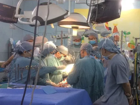 Nghi vấn bé trai 9 tuổi bị mẹ dùng kéo đâm thấu tim