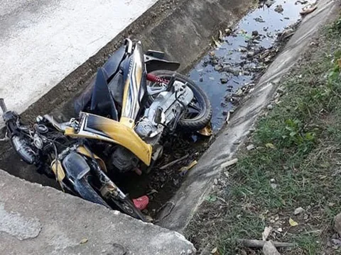 Nghệ An: Xe máy lao xuống mương nước, anh rể và em vợ tử vong