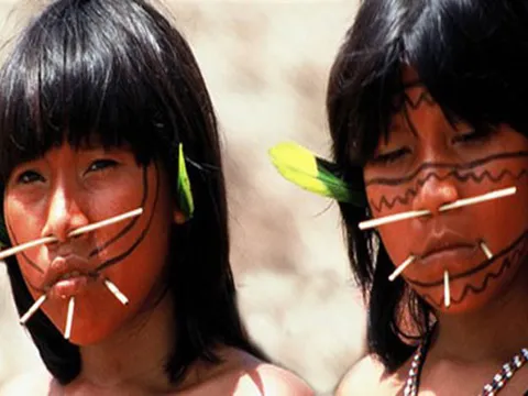 Hãi hùng bộ tộc kỳ lạ nhốt thiếu nữ dậy thì trong lồng