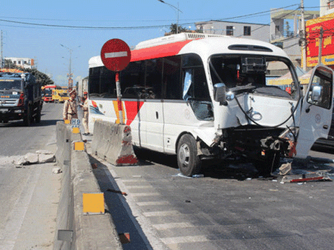 Xe khách đi đám cưới về qua địa phận Nghệ An “găm” vào giải phân cách, 5 người nhập viện