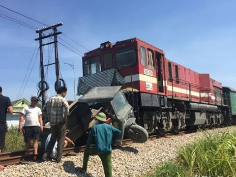 Nghệ An: Va chạm với tàu hỏa, tài xế xe chở hàng nguy kịch