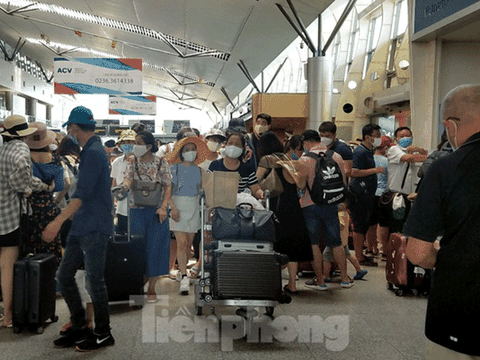 Khách du lịch đổ dồn về sân bay Đà Nẵng "chạy" giãn cách xã hội
