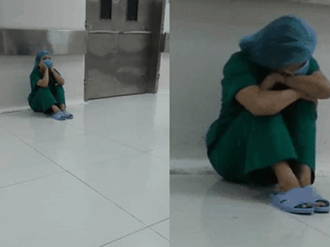 Nữ y tá ngồi gục trên sàn hành lang bệnh viện sau 12 tiếng làm việc liên tục: “Tạm nghỉ chút thôi, rồi chúng ta lại tiếp tục chiến tiếp”