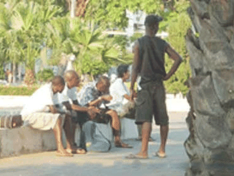 Gã Tây đen kể chuyện “lên giường” với quý bà Việt Nam hám “của lạ”