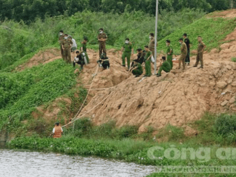 Thanh niên “mất tích” ở hồ đá núp trong bụi cây xem lính cứu hộ lặn tìm mình