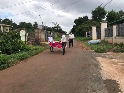 Tổ chức đám cưới đúng mùa Covid-19 mà chẳng thể hoãn, mỗi nhà khiêng một mâm cỗ về ăn để tránh tụ tập đông người