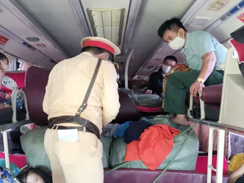 Hà Tĩnh: Phát hiện xe khách chở quần áo không rõ nguồn gốc trị giá gần 300 triệu đồng