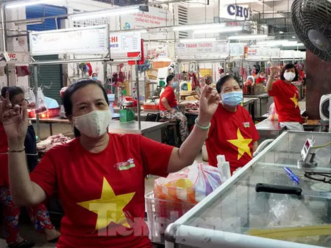 Tiểu thương mặc áo cờ đỏ sao vàng cổ vũ "Đà Nẵng ơi cố lên!"