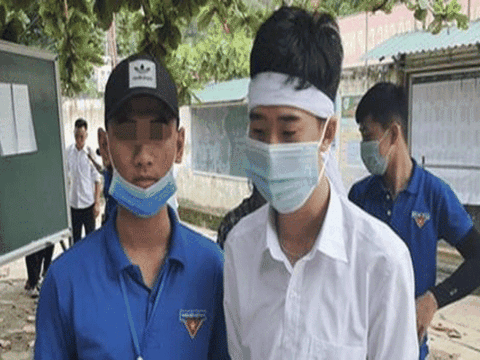 Nam sinh Nghệ An đeo khăn tang đến điểm thi THPT: Vừa an táng cho bố xong là em về thi luôn