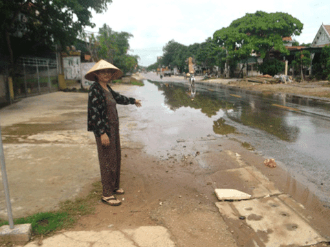 Vụ nước thải lênh láng trên quốc lộ ở Nghệ An: Lấy mẫu giám định, truy nguồn ô nhiễm!