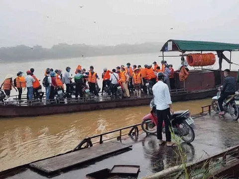 CSGT Nghệ An lập đò miễn phí đưa sĩ tử vượt sông Lam đi thi