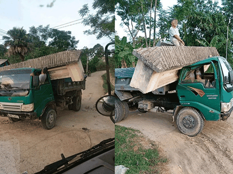 Hình ảnh xe tải "cõng" cổng làng ở Hà Tĩnh gây xôn xao, thái độ của tài xế mới khó hiểu