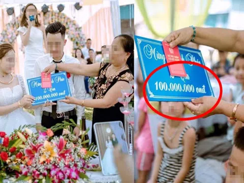 Mẹ chồng trao quà cưới cho con dâu, cả hội hôn bất ngờ vì con số "khủng" ghi trên tấm bảng