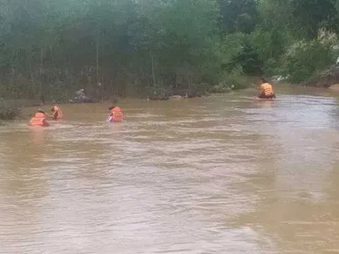 Ô tô bị lật khi đi qua đập tràn lúc nước chảy mạnh, 2 mẹ con bị cuốn trôi