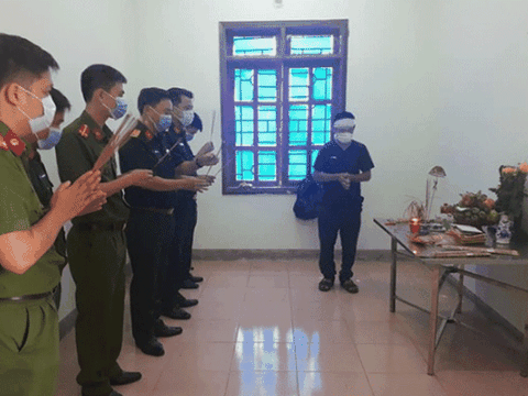 Con lập bàn thờ vọng cha trong khu cách ly tập trung ở Nghệ An