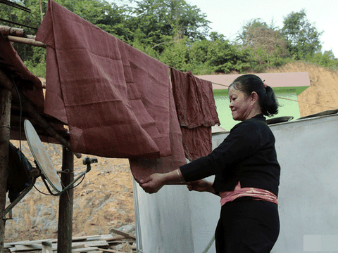 Dùng vôi bột và vỏ cây nhuộm vải, người Ơ đu ở Nghệ An giữ truyền thống độc đáo