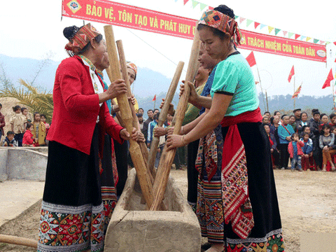 Cận cảnh những chiếc cối giã gạo truyền thống của đồng bào miền Tây xứ Nghệ