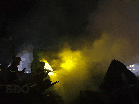 Bất cẩn lúc thắp hương thờ cúng, trại hòm tiền tỉ bị thiêu rụi