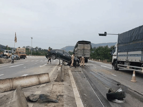 Hà Tĩnh: Tai nạn hy hữu, xe Camry "vắt vẻo" trên dải phân cách giữa quốc lộ 1A