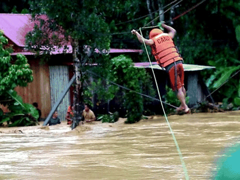 Nghẹt thở cảnh đu dây vượt sông cứu hàng chục người trong lũ dữ