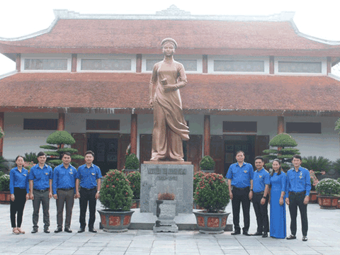 Tuổi trẻ Nghệ An dâng hương, dâng hoa tưởng niệm 110 năm ngày sinh nhà cách mạng Nguyễn Thị Minh Khai 