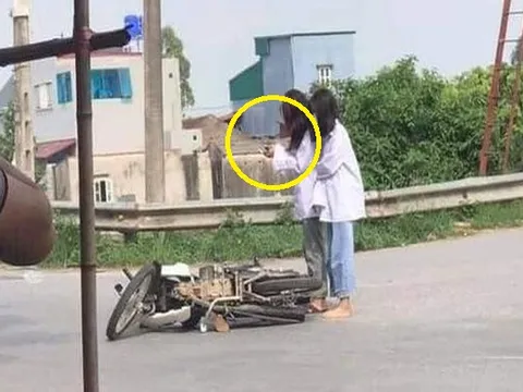 Bị ngã xe giữa đường, 2 cô gái không nằm tại chỗ mà đứng phắt dậy làm một việc khiến ai cũng khó hiểu