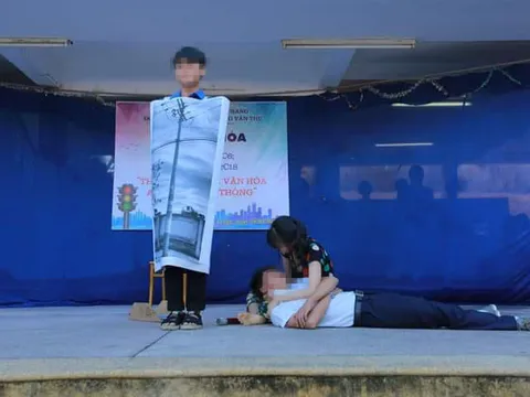 Mặc bạn diễn cảnh sướt mướt, nam sinh đóng vai cây cột điện đứng lặng như tờ, không hề có nét "giả trân" nào thu về hơn 60 nghìn like