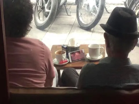 Ngồi ở quán cà phê, hai cụ già thản nhiên mở phim "nóng" trên điện thoại rồi ngồi xem khiến dân mạng tranh cãi