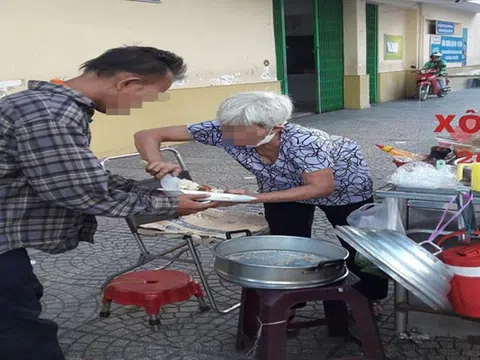 Vừa mở hàng đã gặp kẻ ngờ nghệch, bà bán xôi giận "tím mặt" nhưng hành động sau đó lại khiến CĐM xúc động